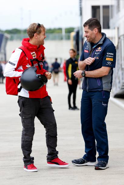 Vettel saluta Guillaume Rocquelin, il suo ex ingegnere di pista in Red Bull. Getty